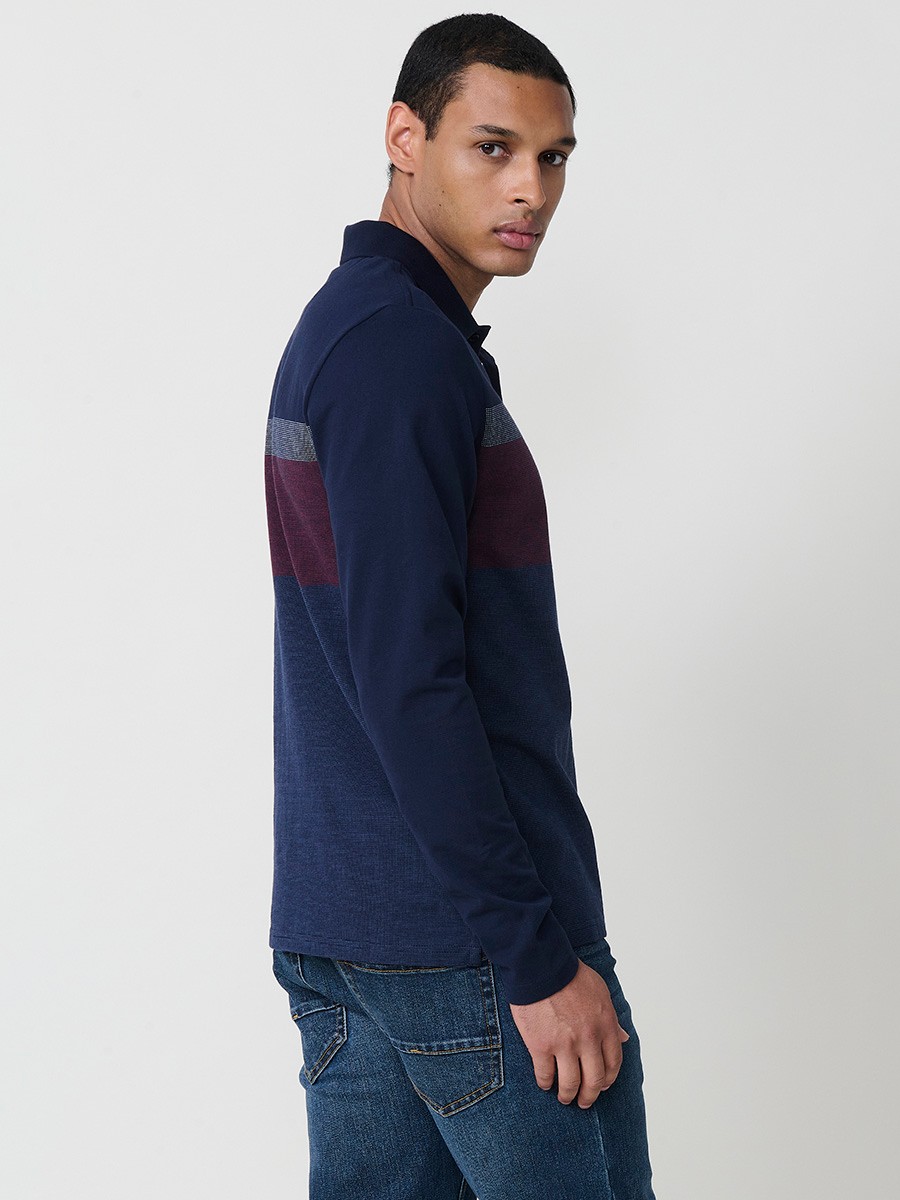 Polo de hombre en color navy de manga larga con cuello camisero. Prenda masculina básica 100% algodón.