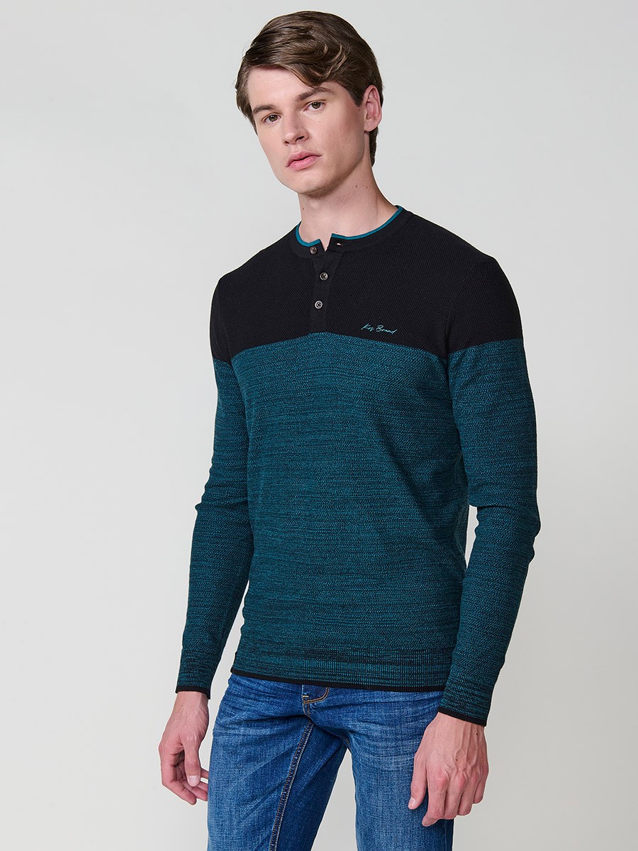 Polo de hombre en punto tricot, color negro, con manga larga y cuello redondo abotonado. 100% algodón.