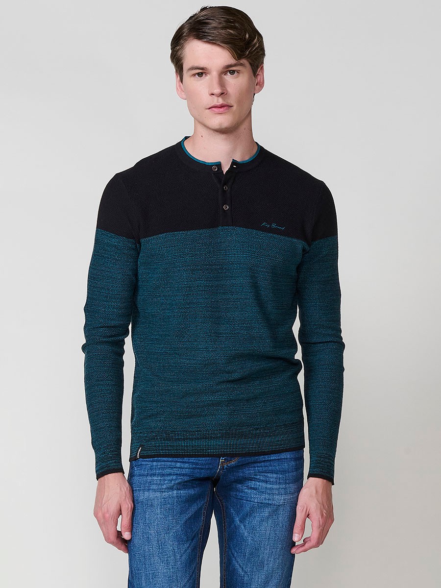 Polo de hombre en punto tricot, color negro, con manga larga y cuello redondo abotonado. 100% algodón.