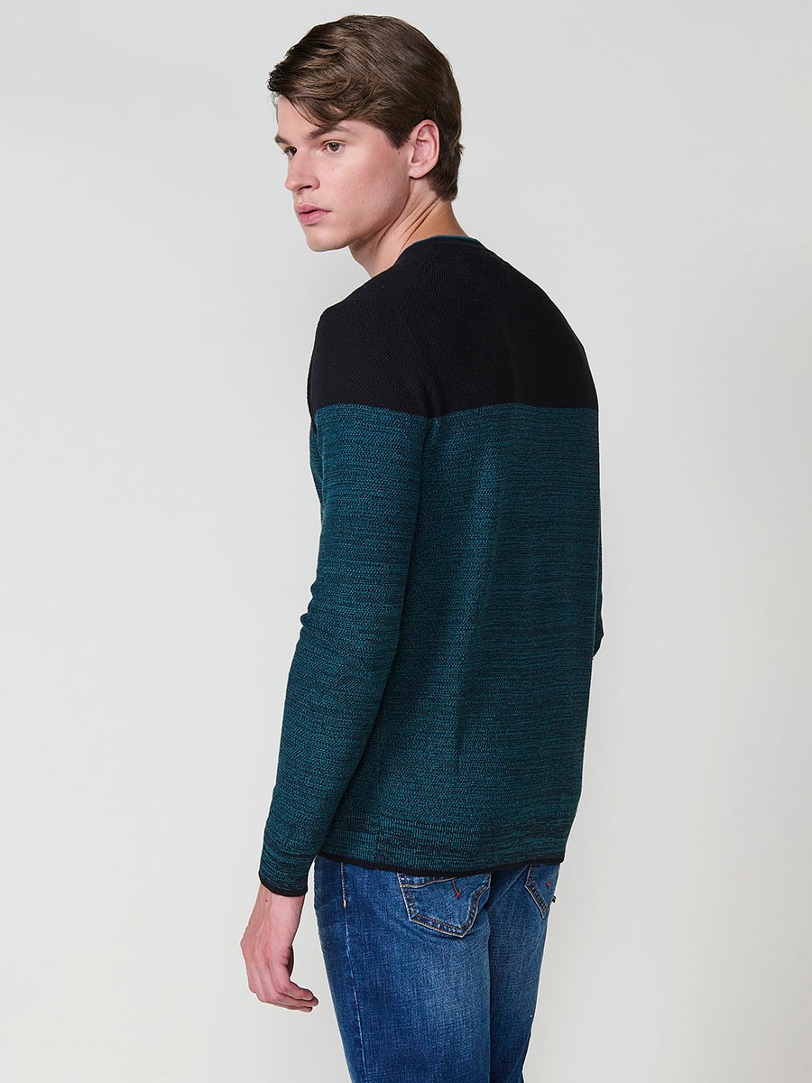Polo de hombre en punto tricot, color negro, con manga larga y cuello redondo abotonado. 100% algodón.