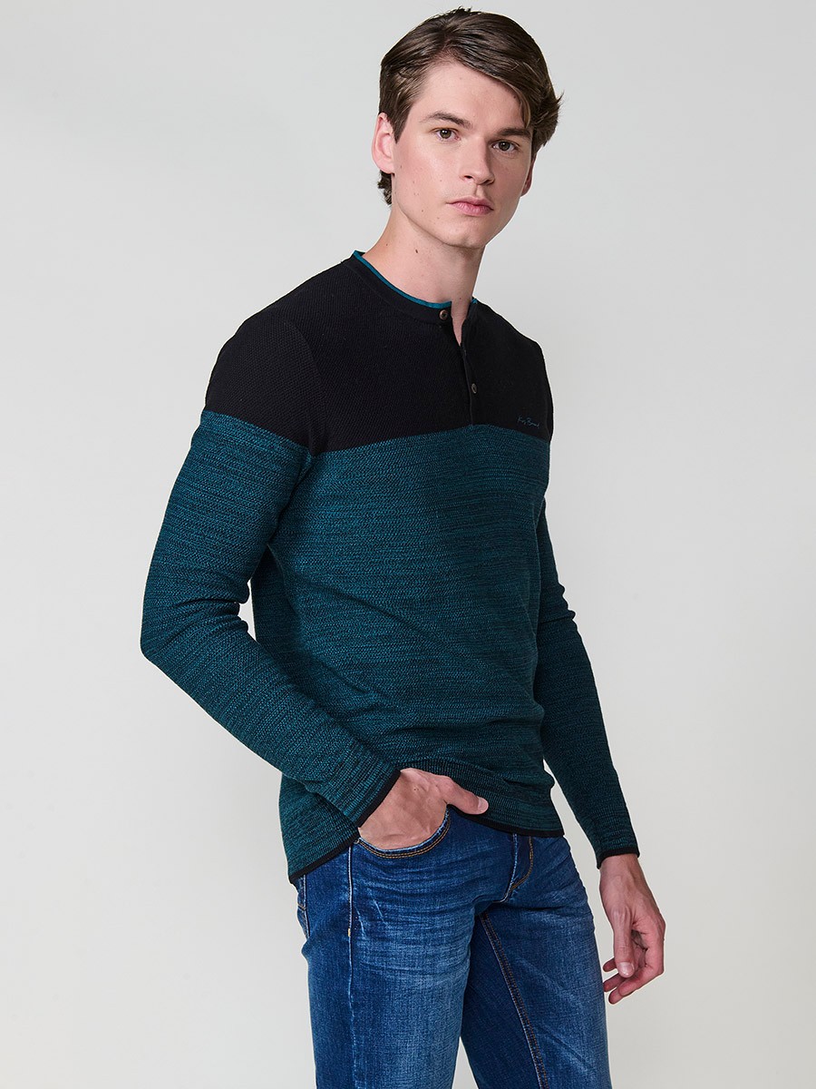 Polo de hombre en punto tricot, color negro, con manga larga y cuello redondo abotonado. 100% algodón.