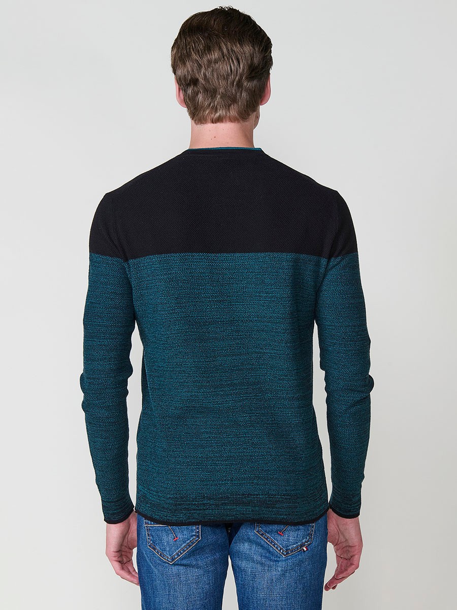 Polo de hombre en punto tricot, color negro, con manga larga y cuello redondo abotonado. 100% algodón.