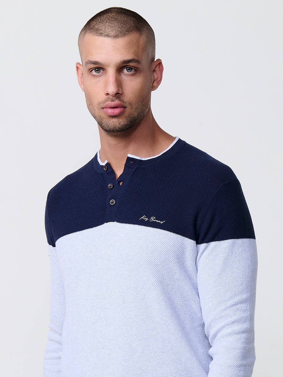 Polo de hombre en punto tricot navy, de manga larga y cuello redondo abotonado. 100% algodón.