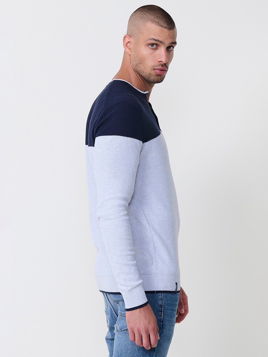 Polo de hombre en punto tricot navy, de manga larga y cuello redondo abotonado. 100% algodón.