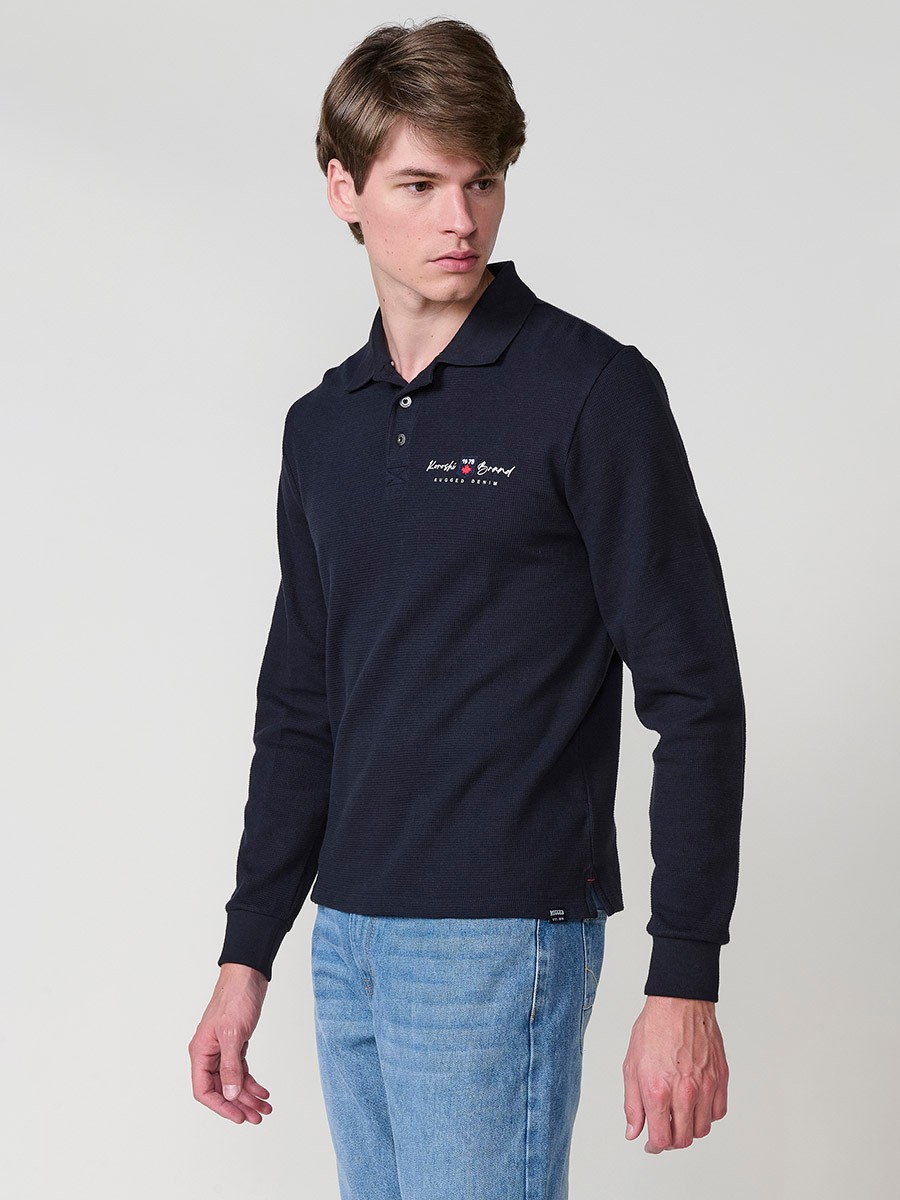 Polo de hombre navy de manga larga con cuello camisero. Confeccionado en 100% algodón, cómodo, transpirable y fácil de combinar.