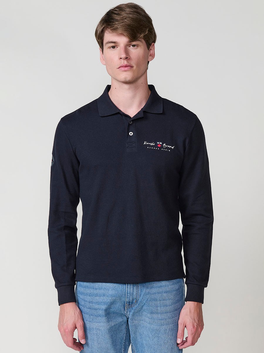 Polo de hombre navy de manga larga con cuello camisero. Confeccionado en 100% algodón, cómodo, transpirable y fácil de combinar.