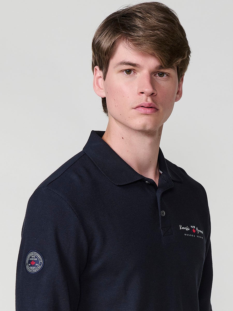 Polo de hombre navy de manga larga con cuello camisero. Confeccionado en 100% algodón, cómodo, transpirable y fácil de combinar.