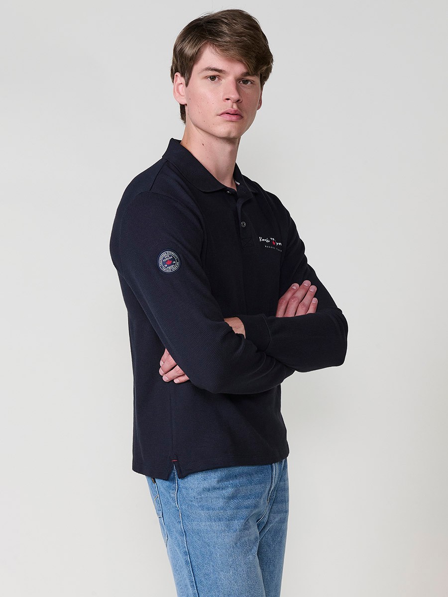 Polo de hombre navy de manga larga con cuello camisero. Confeccionado en 100% algodón, cómodo, transpirable y fácil de combinar.