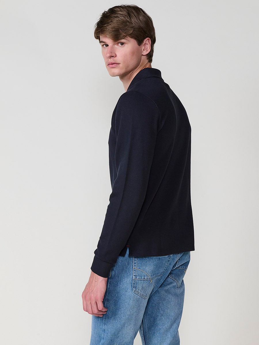 Polo de hombre navy de manga larga con cuello camisero. Confeccionado en 100% algodón, cómodo, transpirable y fácil de combinar.