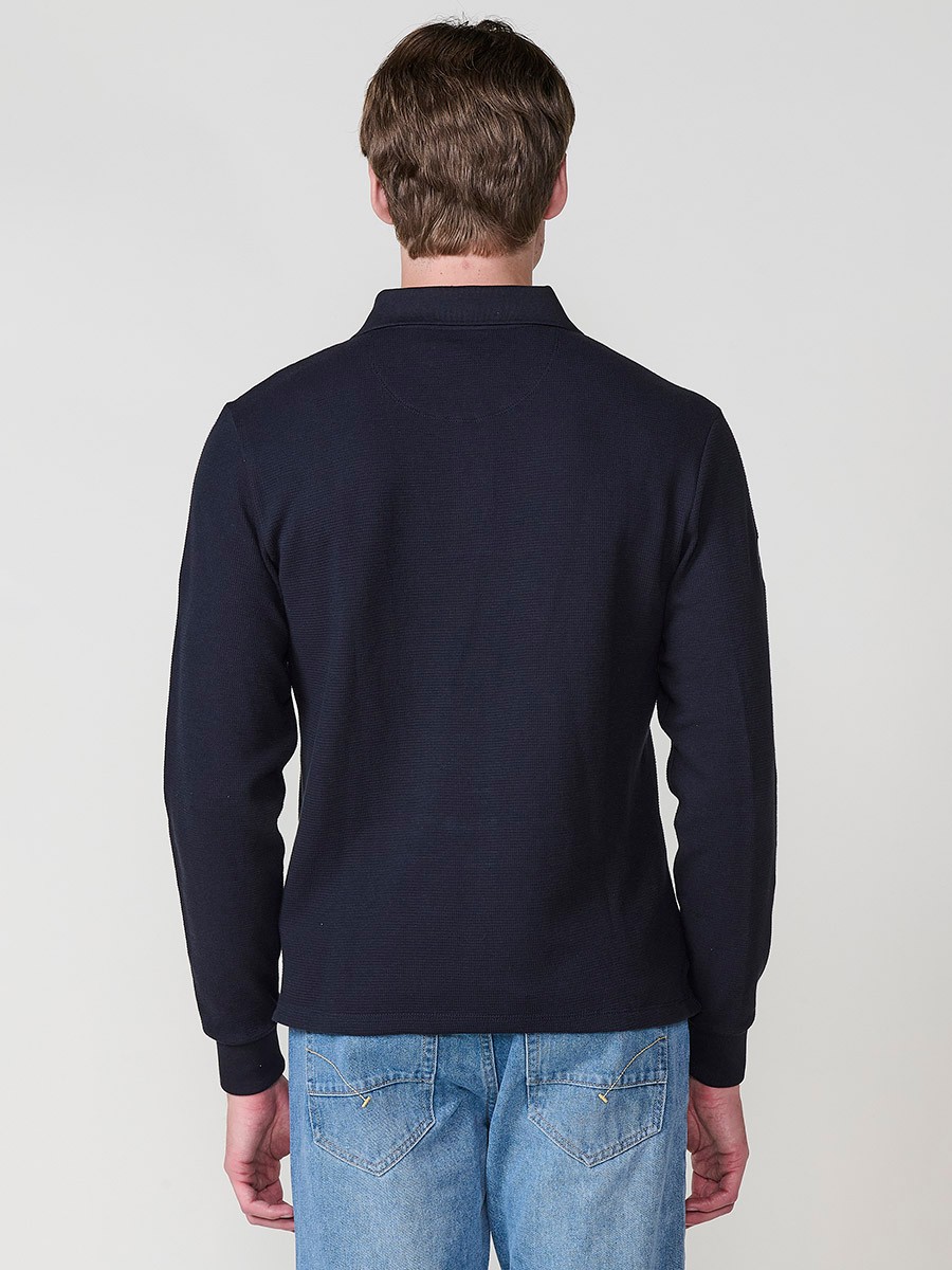 Polo de hombre navy de manga larga con cuello camisero. Confeccionado en 100% algodón, cómodo, transpirable y fácil de combinar.