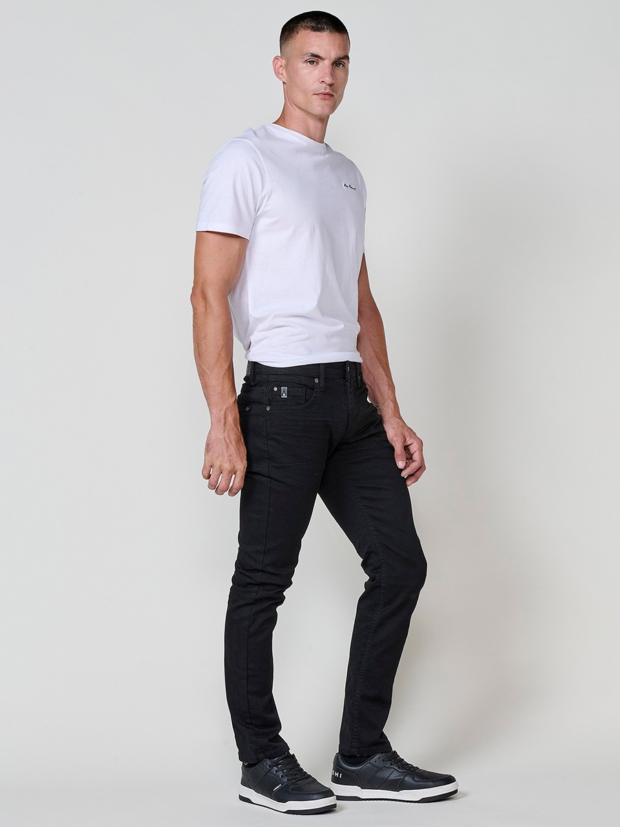 Vaqueros negros elásticos para hombre, corte regular fit, con cierre de cremallera y botón.