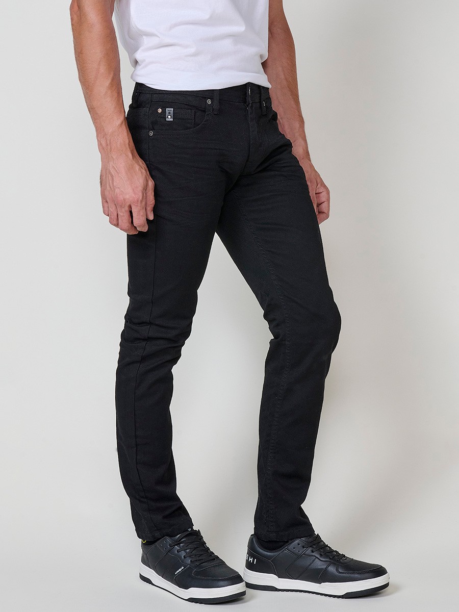 Vaqueros negros elásticos para hombre, corte regular fit, con cierre de cremallera y botón.