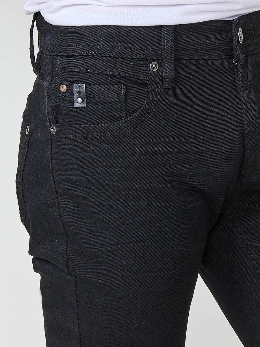 Vaqueros negros elásticos para hombre, corte regular fit, con cierre de cremallera y botón.