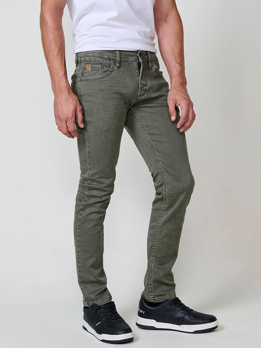 Vaqueros elásticos para hombre en color oliva, corte regular fit con cierre de cremallera y botón.