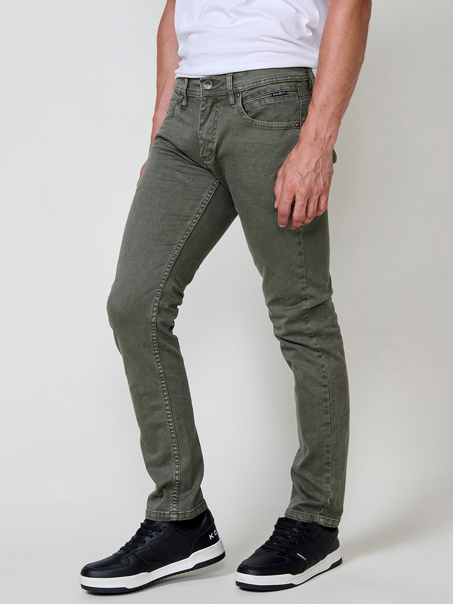 Vaqueros elásticos para hombre en color oliva, corte regular fit con cierre de cremallera y botón.
