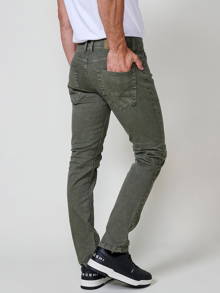 Vaqueros elásticos para hombre en color oliva, corte regular fit con cierre de cremallera y botón.