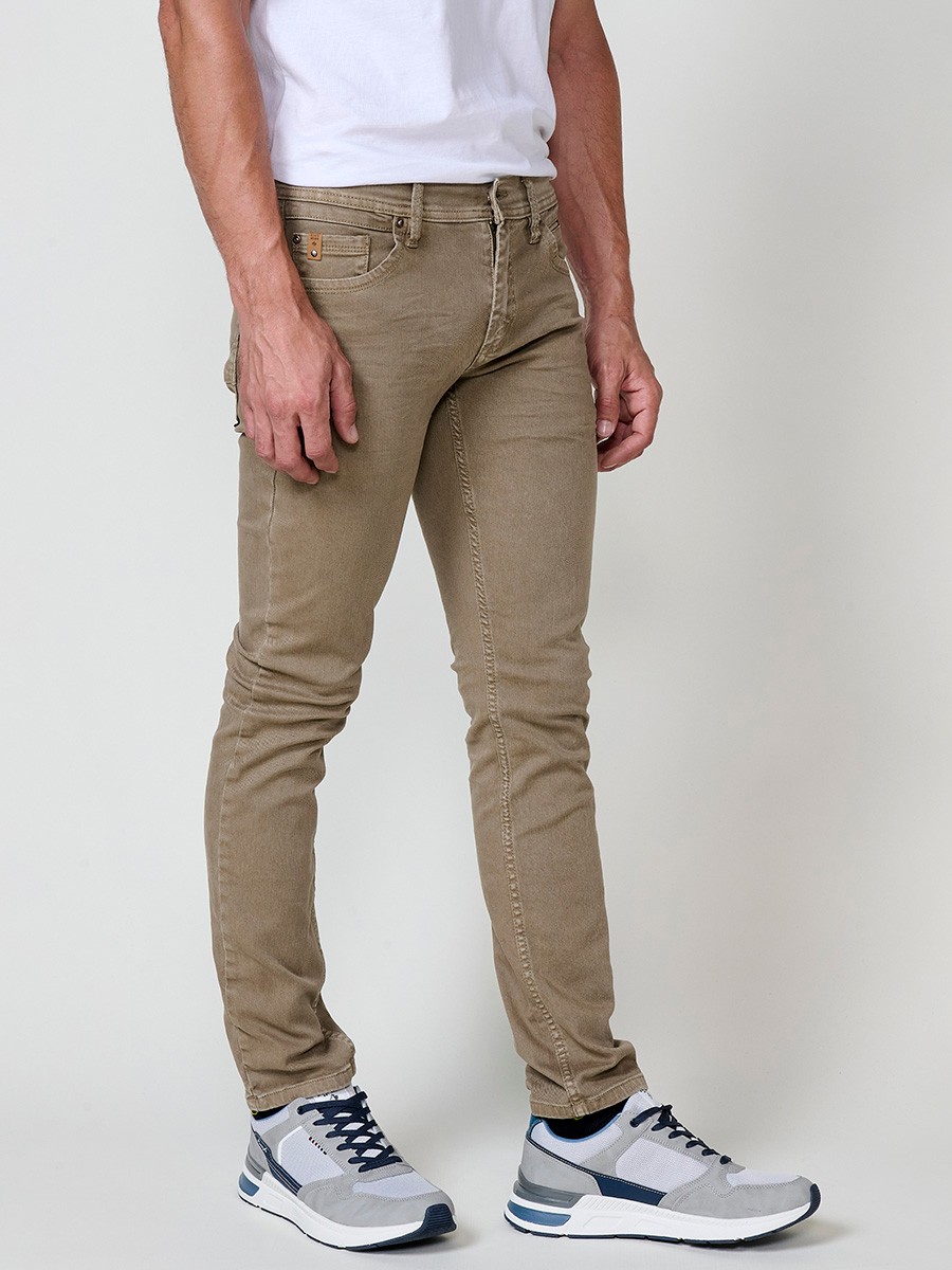 Vaqueros elásticos para hombre en color visón, corte regular fit con cierre de cremallera y botón.