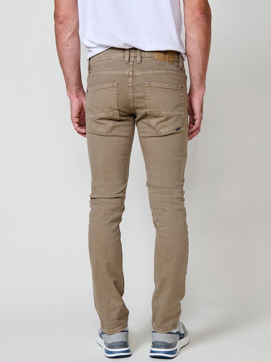 Vaqueros elásticos para hombre en color visón, corte regular fit con cierre de cremallera y botón.