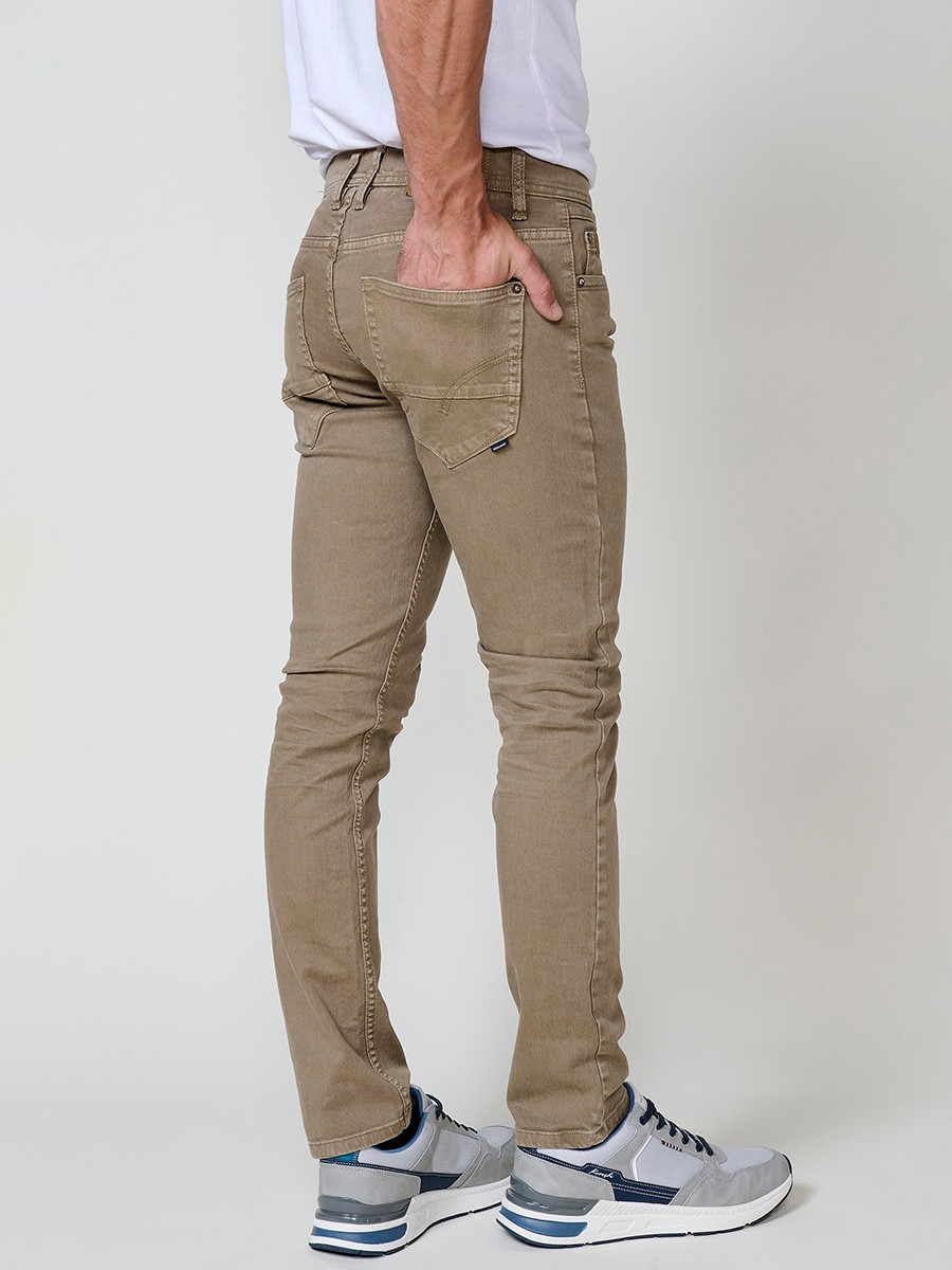 Vaqueros elásticos para hombre en color visón, corte regular fit con cierre de cremallera y botón.