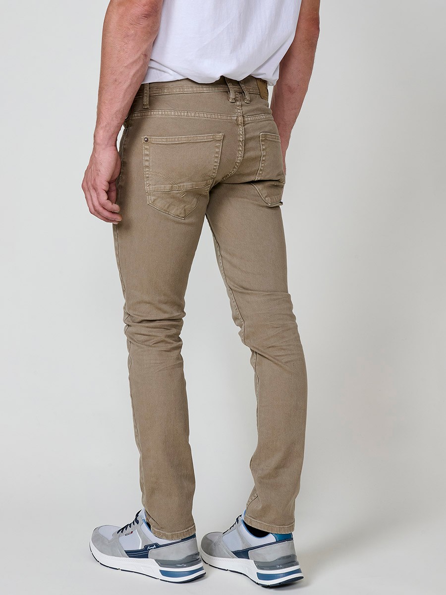 Vaqueros elásticos para hombre en color visón, corte regular fit con cierre de cremallera y botón.