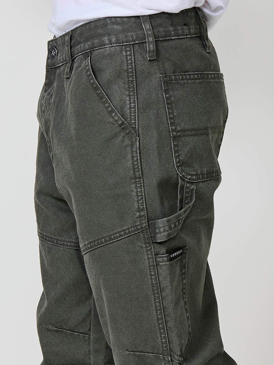 Pantalon cargo long pour homme en vert avec fermeture éclair et bouton. Confection 100 % coton.