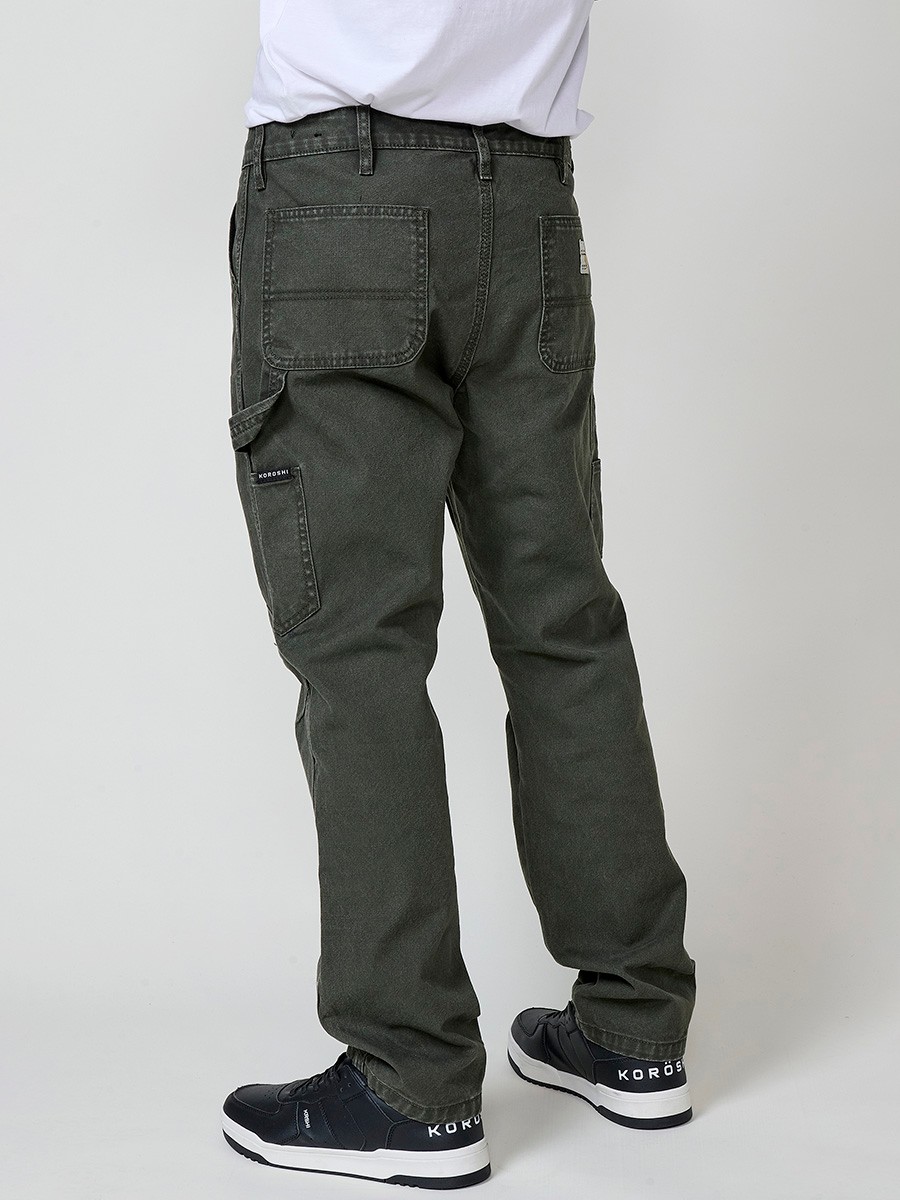 Pantalon cargo long pour homme en vert avec fermeture éclair et bouton. Confection 100 % coton.