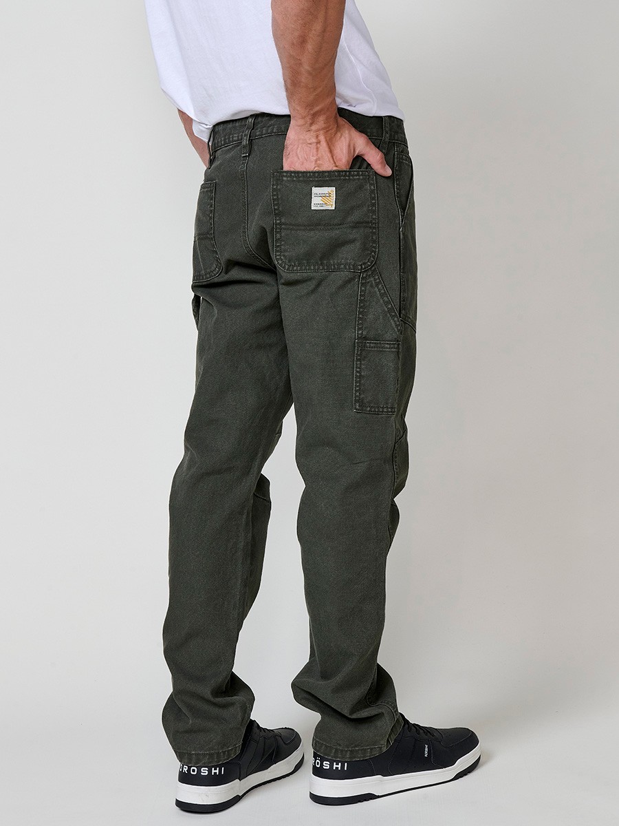 Pantalon cargo long pour homme en vert avec fermeture éclair et bouton. Confection 100 % coton.