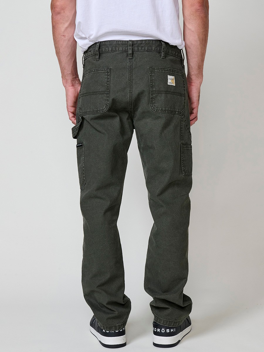 Pantalon cargo long pour homme en vert avec fermeture éclair et bouton. Confection 100 % coton.