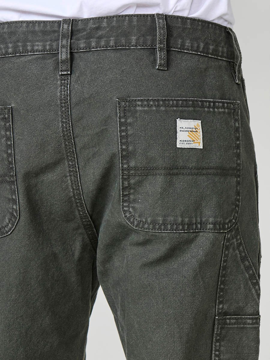 Pantalon cargo long pour homme en vert avec fermeture éclair et bouton. Confection 100 % coton.