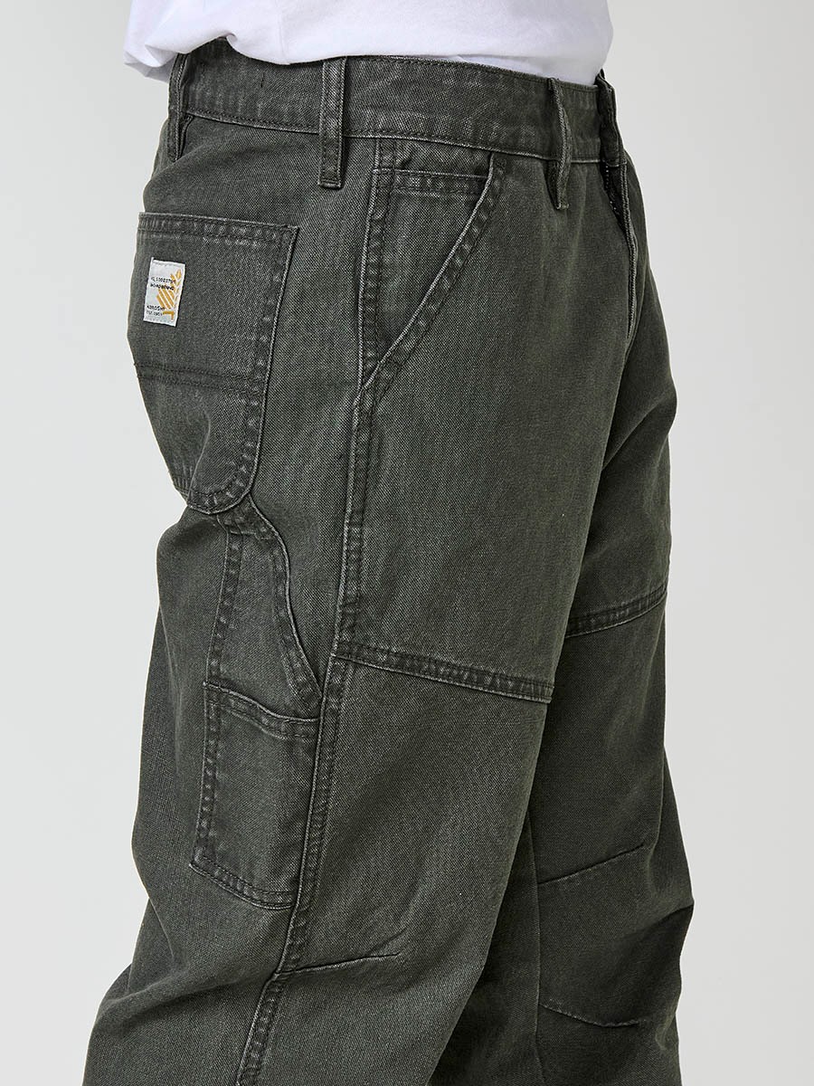 Pantalon cargo long pour homme en vert avec fermeture éclair et bouton. Confection 100 % coton.