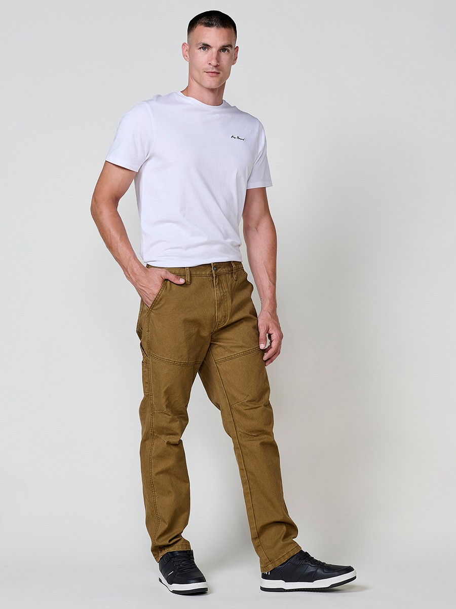 Pantalon cargo long pour homme en beige (tostado), fermeture éclair et bouton. 100 % coton.