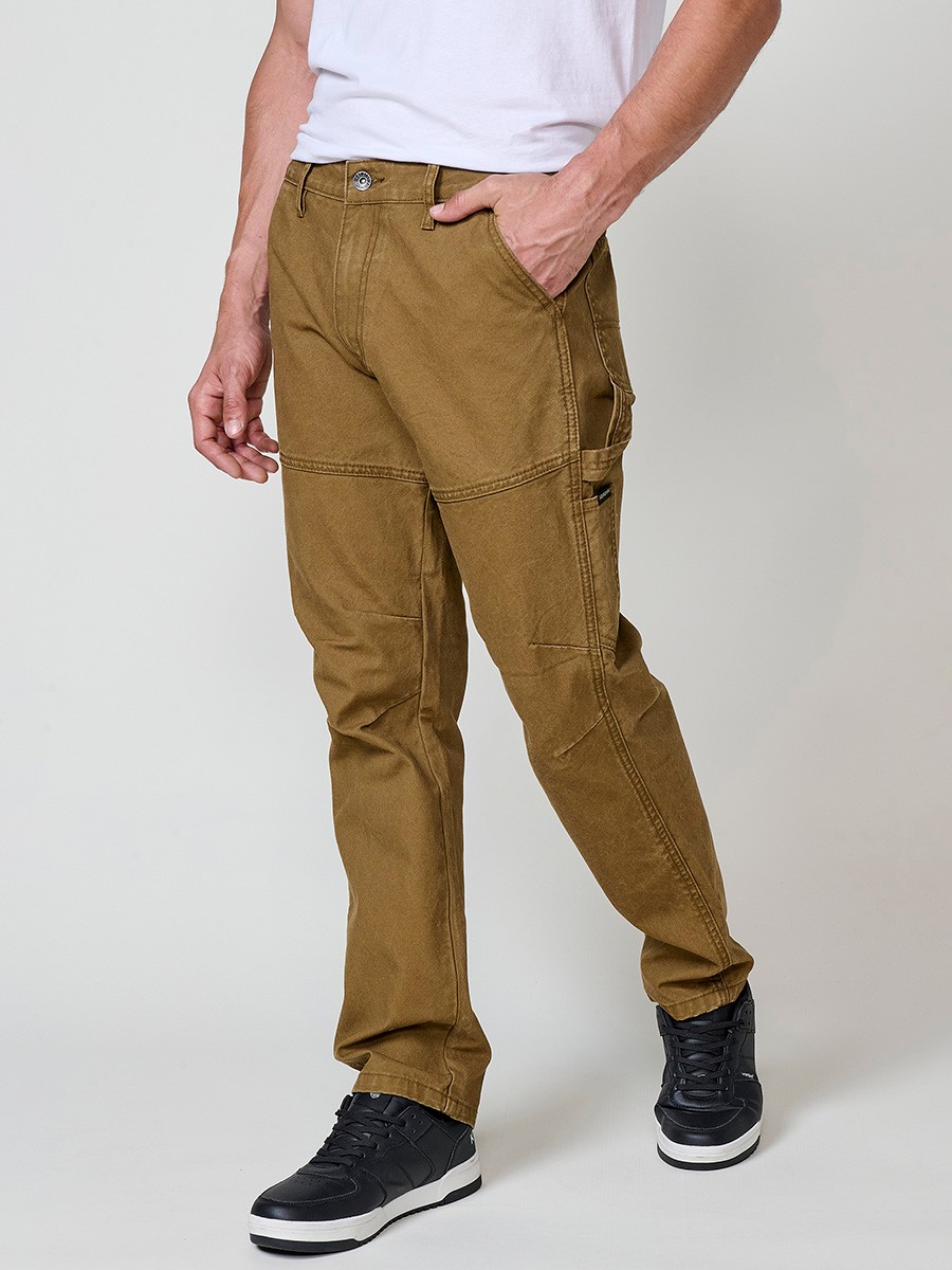 Pantalon cargo long pour homme en beige (tostado), fermeture éclair et bouton. 100 % coton.
