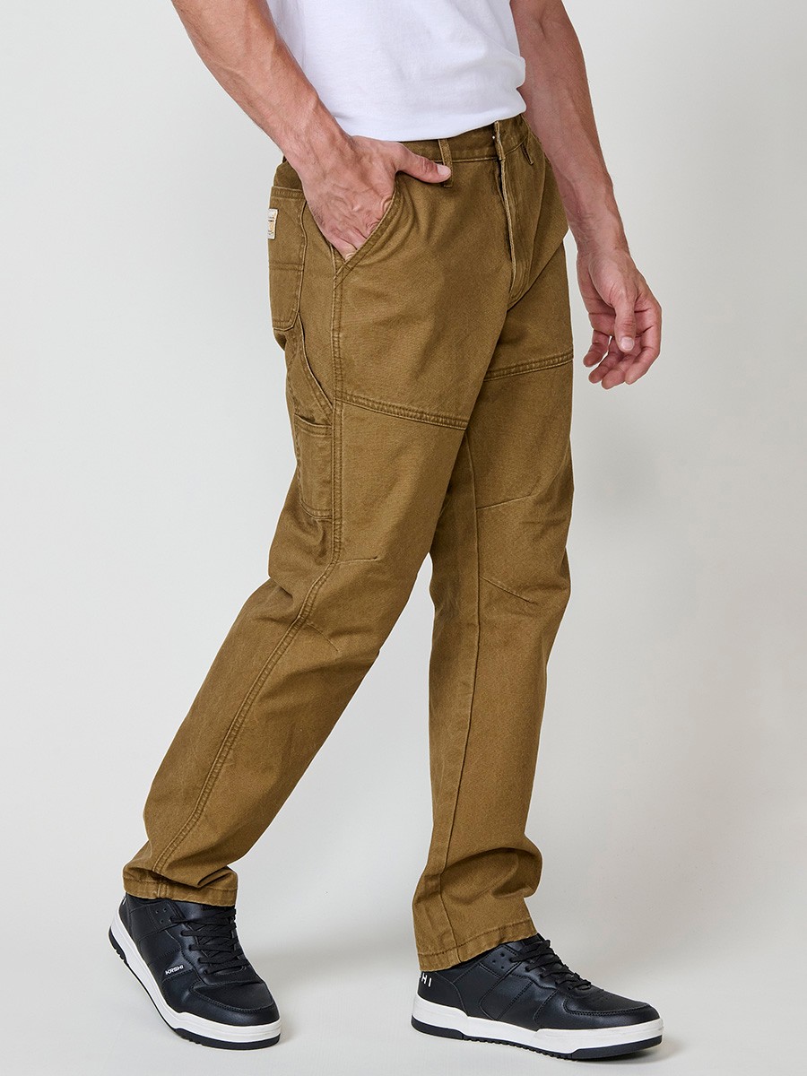 Pantalon cargo long pour homme en beige (tostado), fermeture éclair et bouton. 100 % coton.