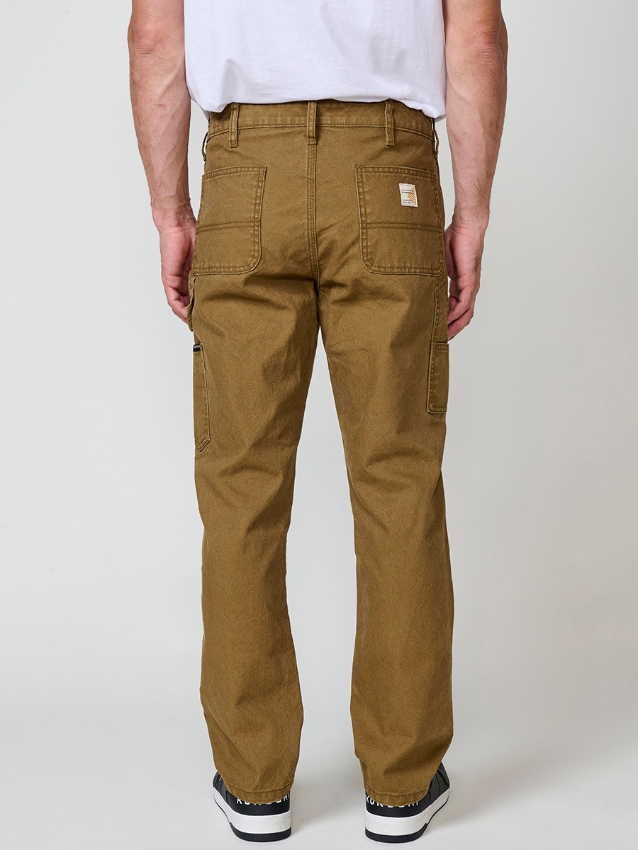 Pantalon cargo long pour homme en beige (tostado), fermeture éclair et bouton. 100 % coton.