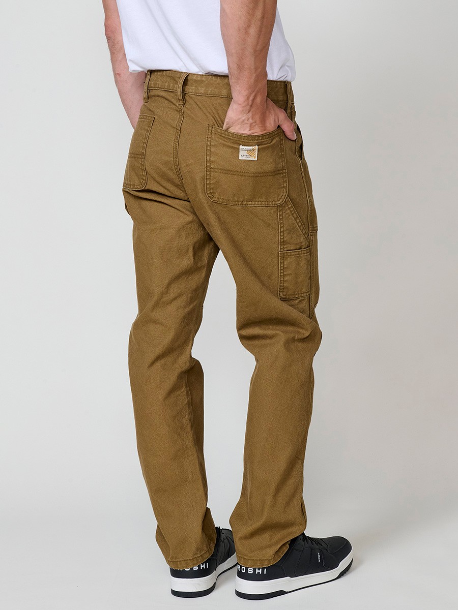 Pantalon cargo long pour homme en beige (tostado), fermeture éclair et bouton. 100 % coton.