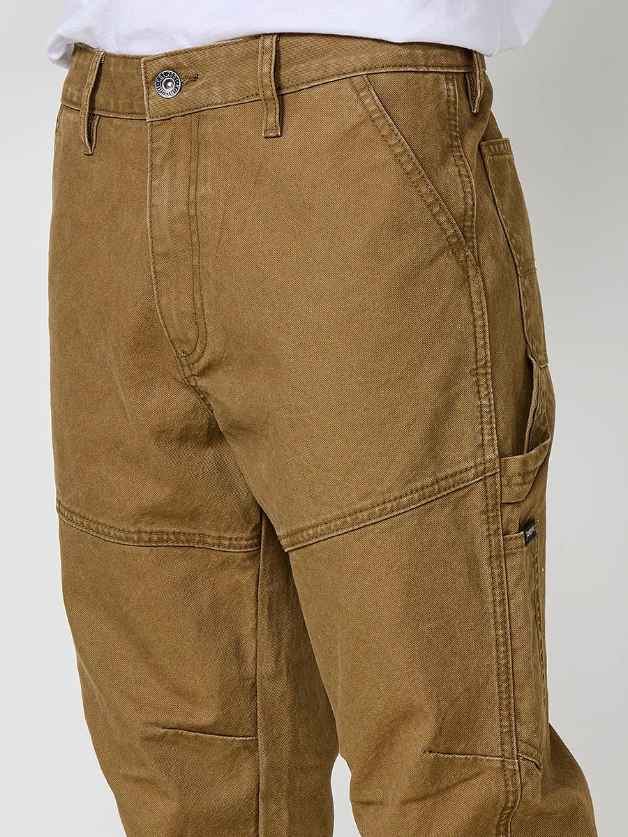 Pantalon cargo long pour homme en beige (tostado), fermeture éclair et bouton. 100 % coton.
