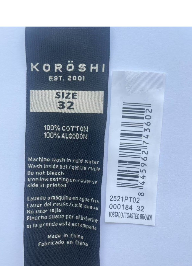 Pantalón cargo de hombre en color tostado, corte largo con cierre de cremallera y botón. Confeccionado en 100% algodón. 2