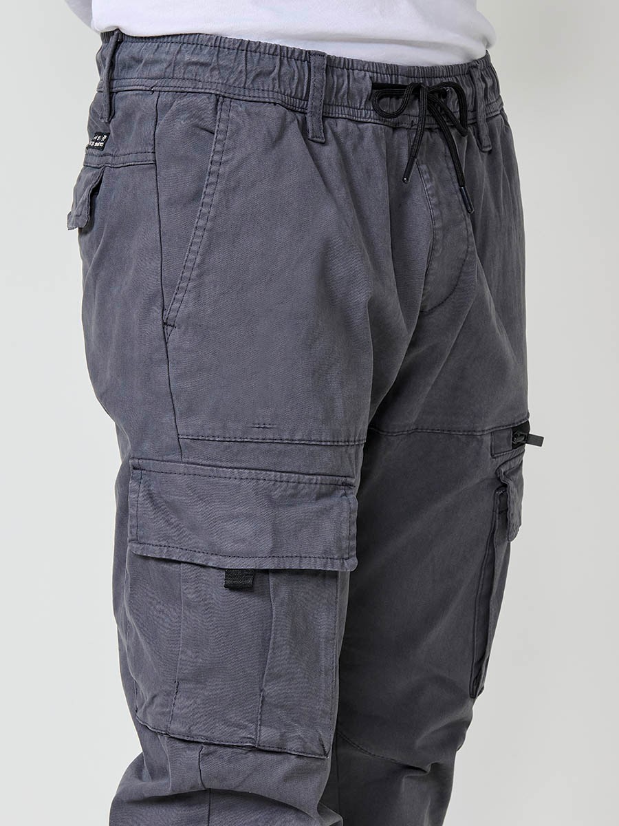 Pantalón jogger largo de hombre en color gris, 98% algodón y 2% elastano, con bolsillos y ajuste cómodo.