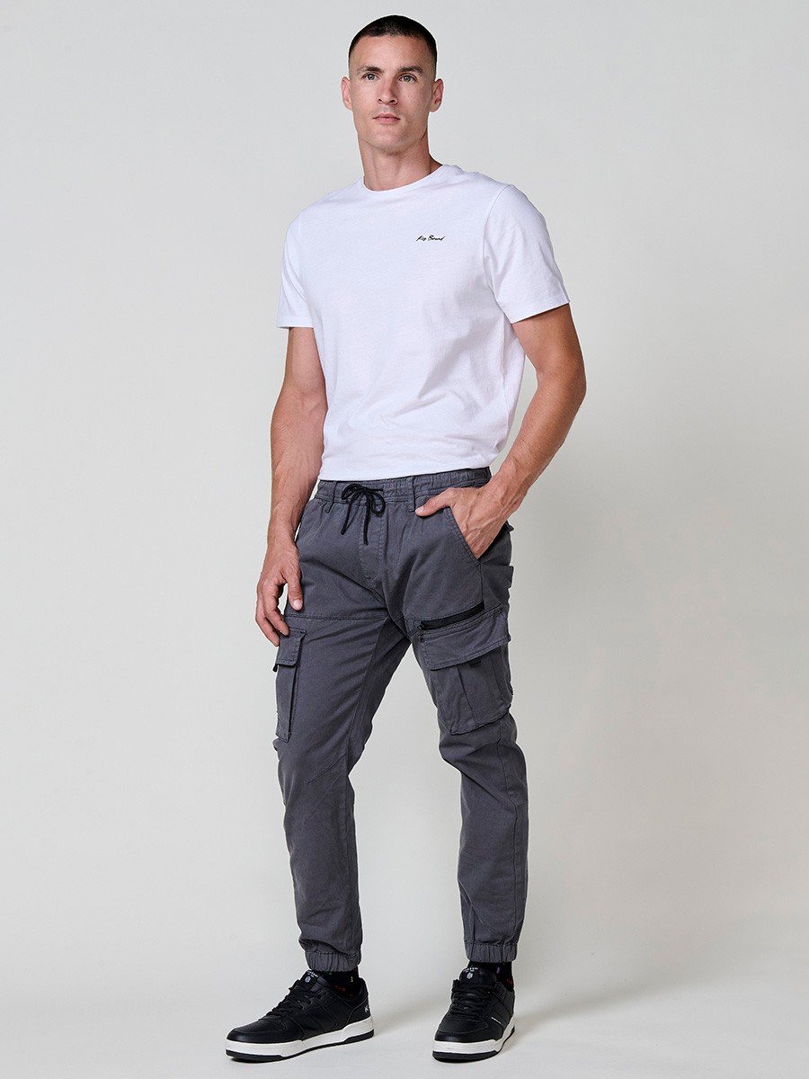 Pantalón jogger largo de hombre en color gris, 98% algodón y 2% elastano, con bolsillos y ajuste cómodo.