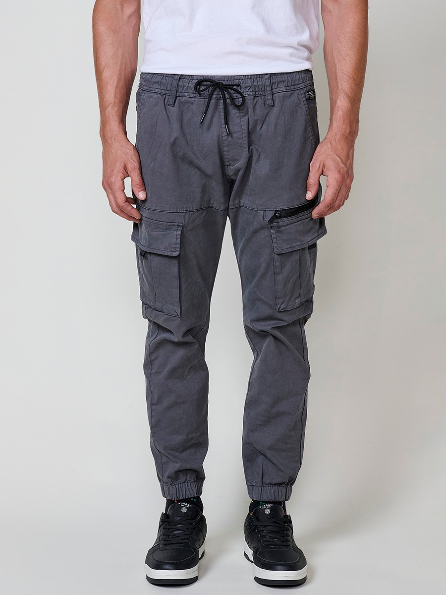 Pantalón jogger largo de hombre en color gris, 98% algodón y 2% elastano, con bolsillos y ajuste cómodo.