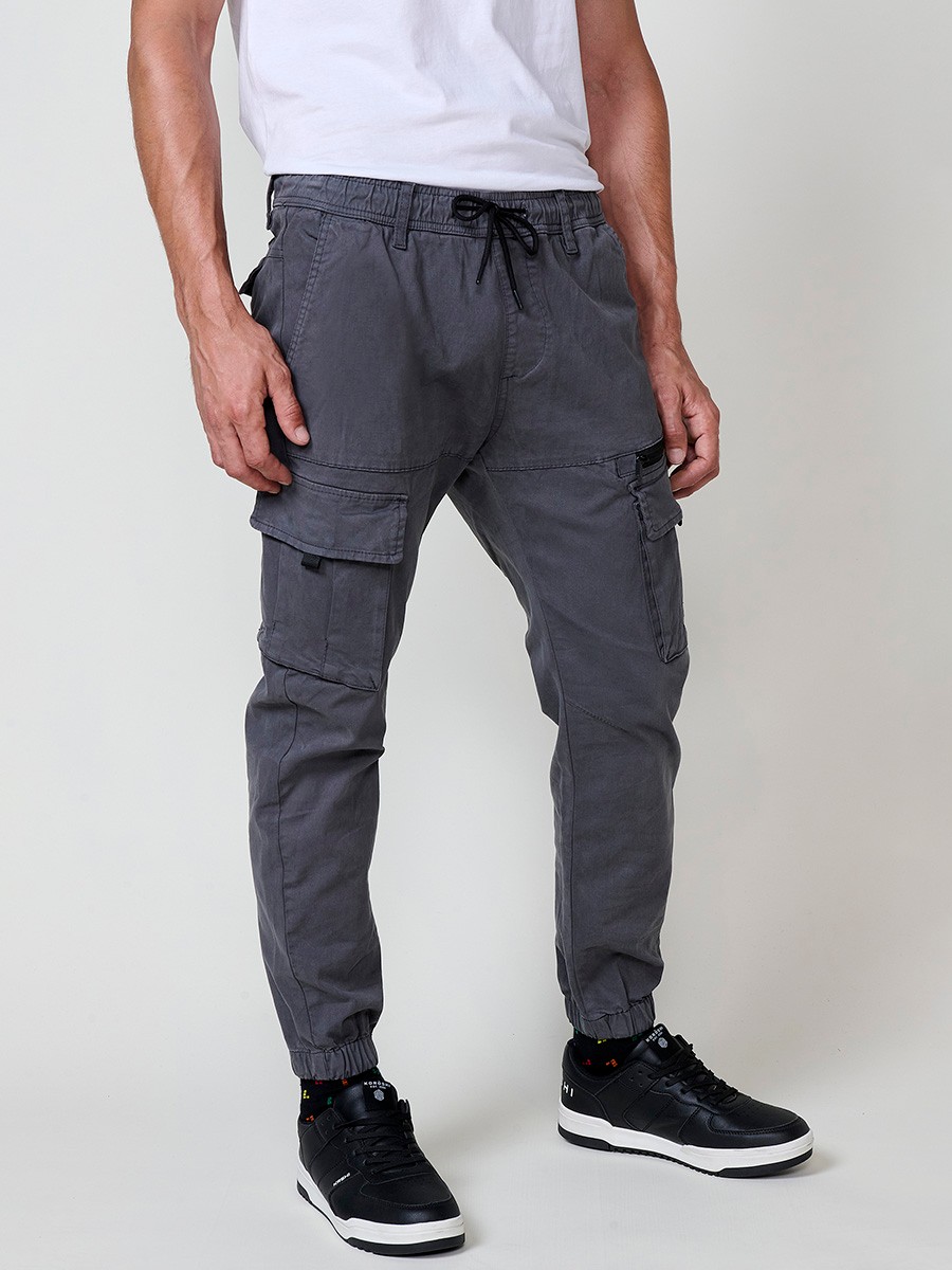 Pantalón jogger largo de hombre en color gris, 98% algodón y 2% elastano, con bolsillos y ajuste cómodo.