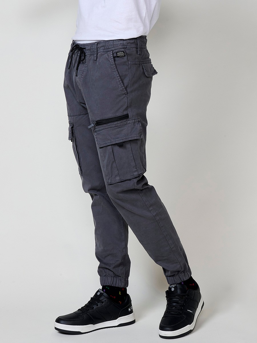 Pantalón jogger largo de hombre en color gris, 98% algodón y 2% elastano, con bolsillos y ajuste cómodo.