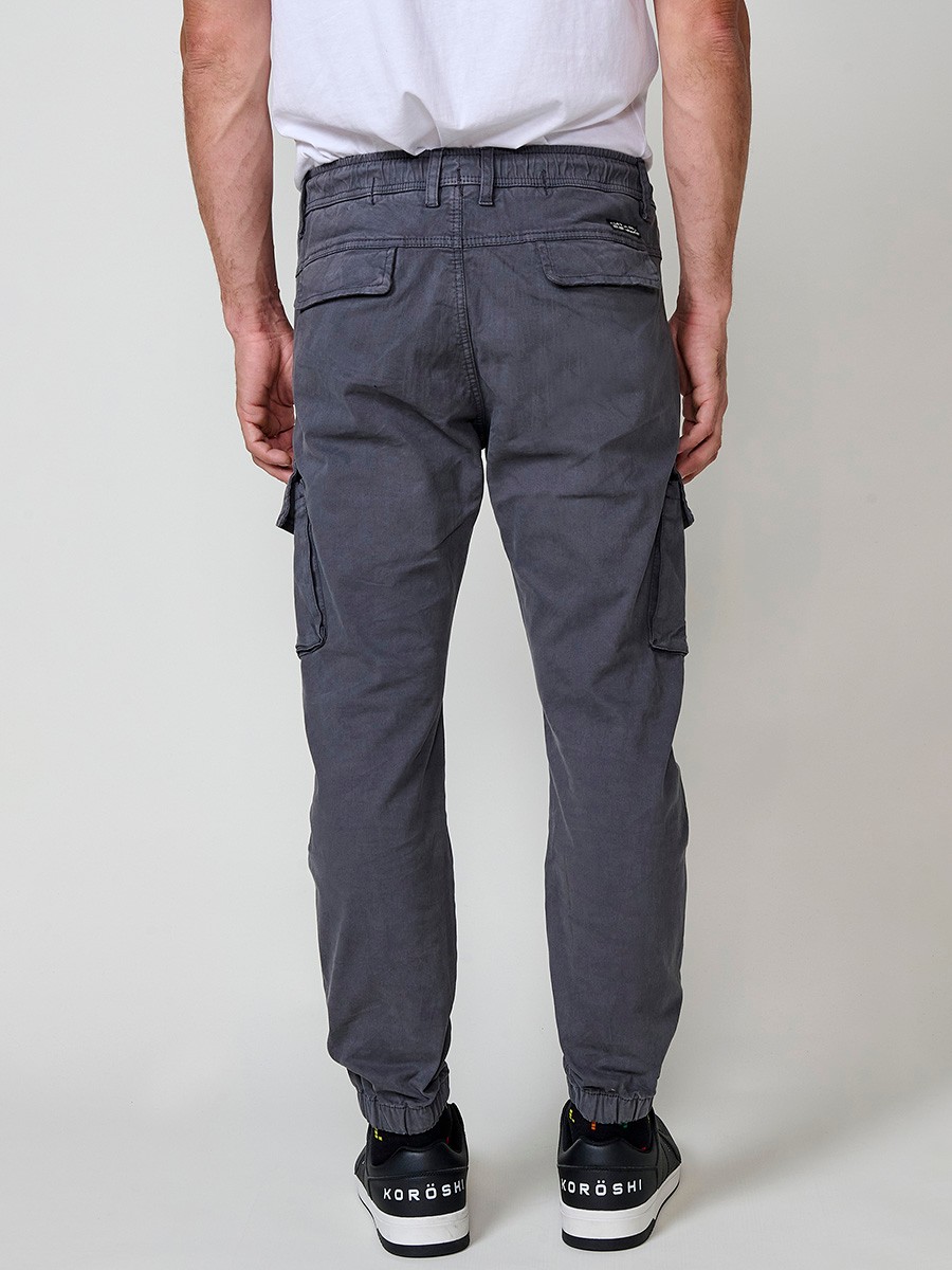 Pantalón jogger largo de hombre en color gris, 98% algodón y 2% elastano, con bolsillos y ajuste cómodo.