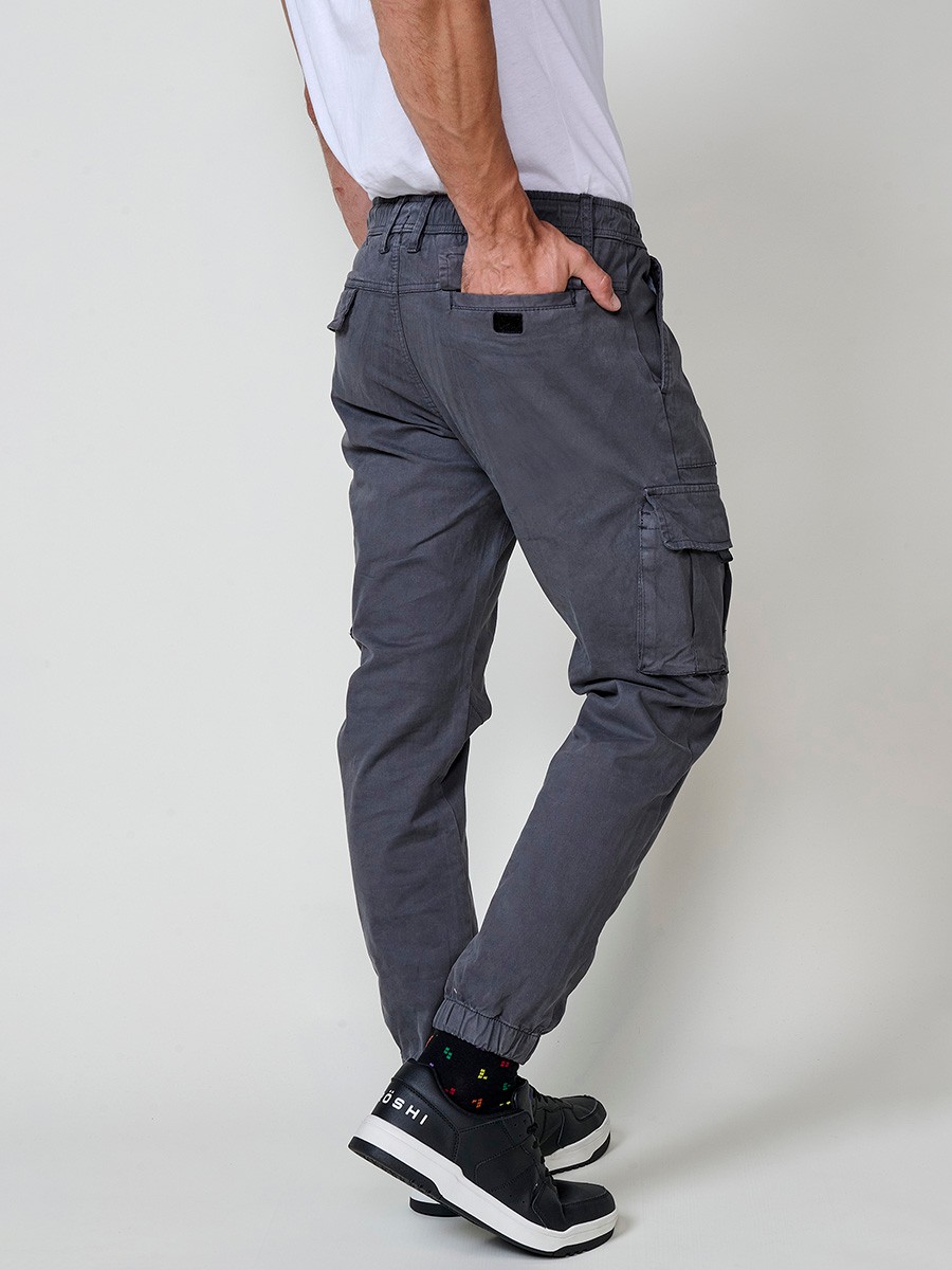 Pantalón jogger largo de hombre en color gris, 98% algodón y 2% elastano, con bolsillos y ajuste cómodo.