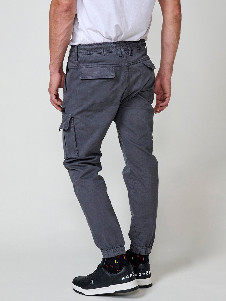 Pantalón jogger largo de hombre en color gris, 98% algodón y 2% elastano, con bolsillos y ajuste cómodo.