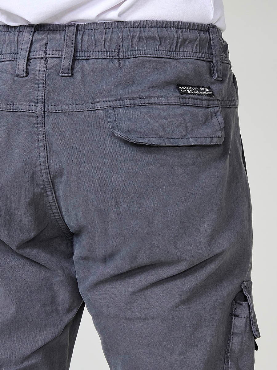 Pantalón jogger largo de hombre en color gris, 98% algodón y 2% elastano, con bolsillos y ajuste cómodo.