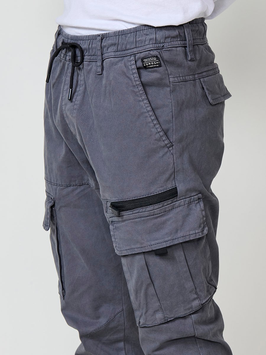 Pantalón jogger largo de hombre en color gris, 98% algodón y 2% elastano, con bolsillos y ajuste cómodo.