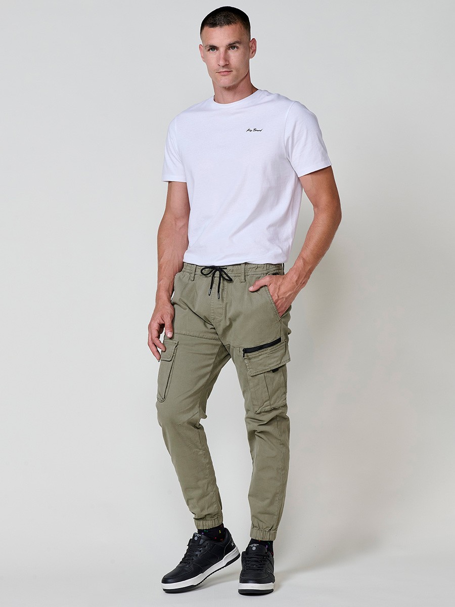 Pantalón jogger largo de hombre en color verde, 98% algodón y 2% elastano, con bolsillos y ajuste cómodo.