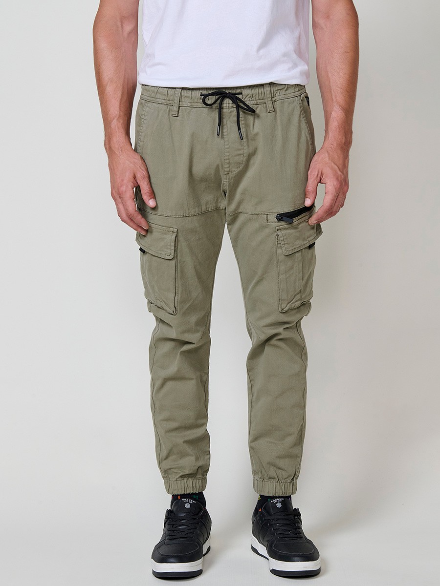 Pantalón jogger largo de hombre en color verde, 98% algodón y 2% elastano, con bolsillos y ajuste cómodo.