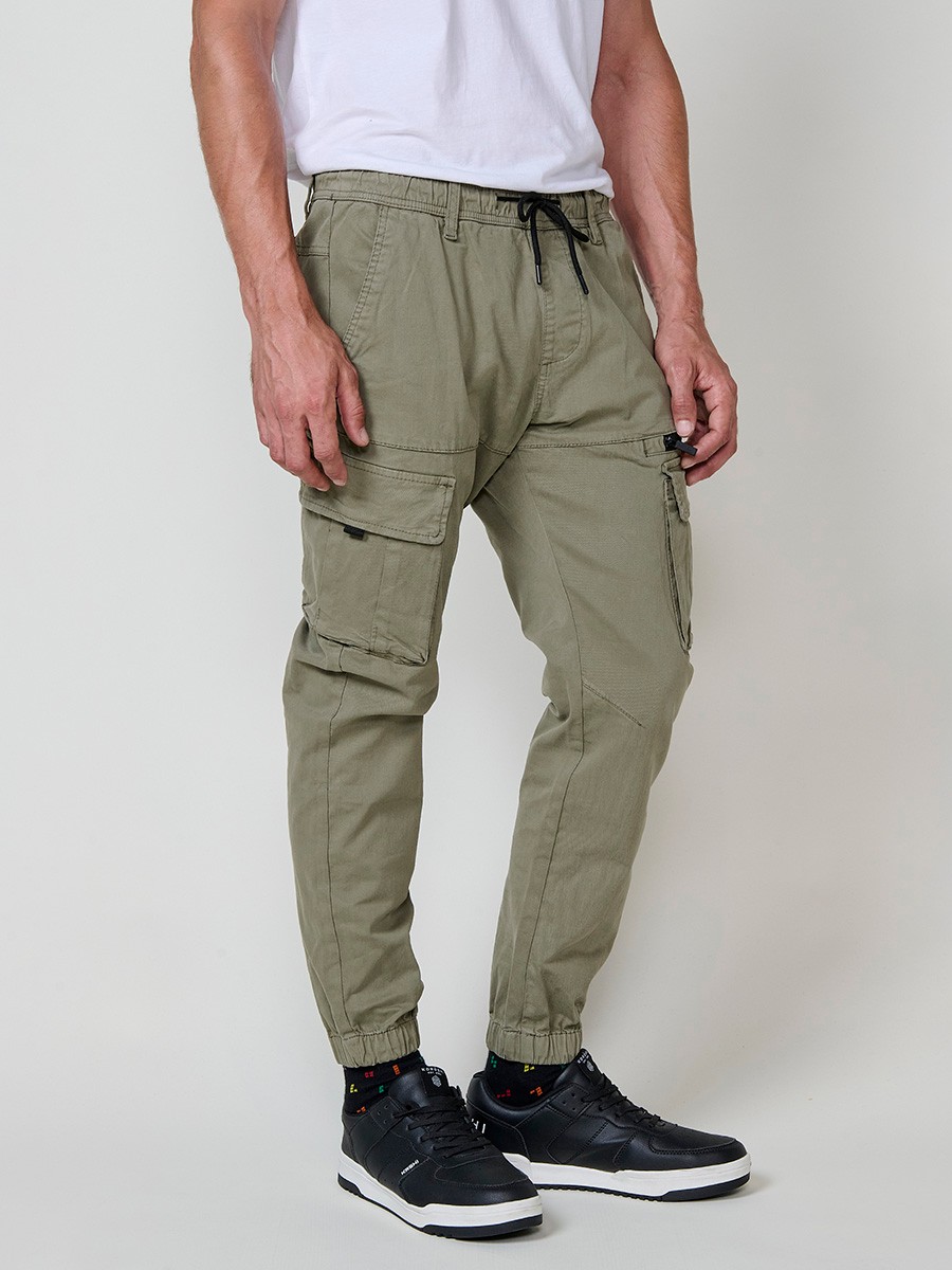 Pantalón jogger largo de hombre en color verde, 98% algodón y 2% elastano, con bolsillos y ajuste cómodo.